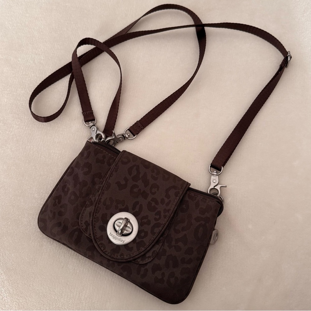 Baggallini crossbody travel purse leopard pattern